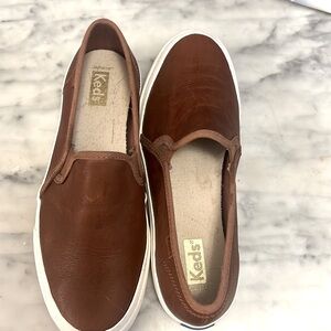 Worn 1x! Size 7.5 Keds brown “leather” slip on sneakers/shoes. White rubber sole